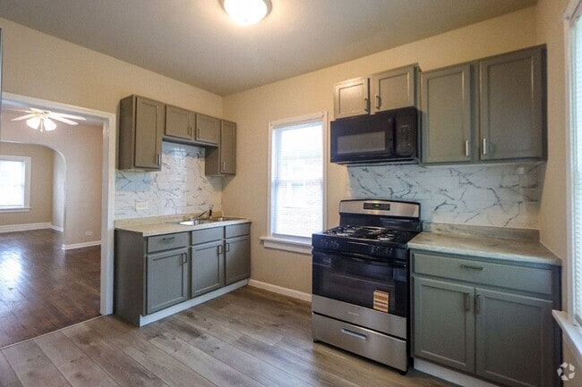 Building Photo - Charming 2 Bedroom Home
