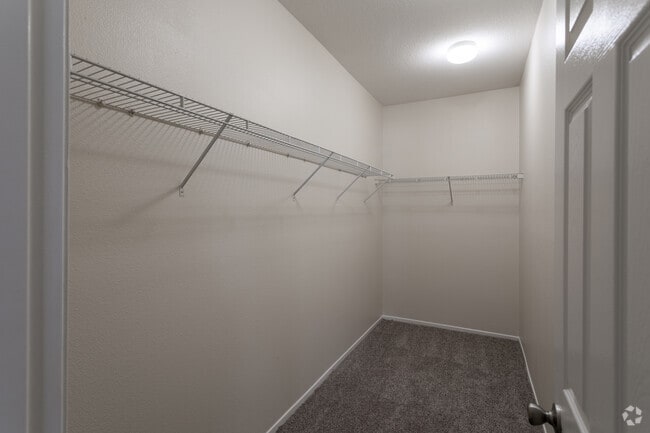 2BR, 1BA - 993 SF
