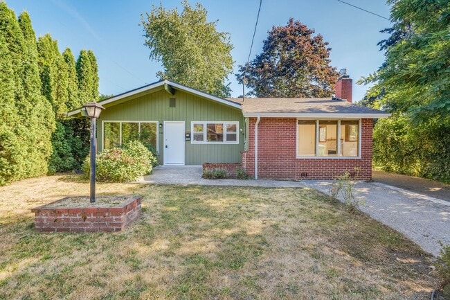 Building Photo - Charming 3 bed, 1.5 bath rental home in SE Portland!
