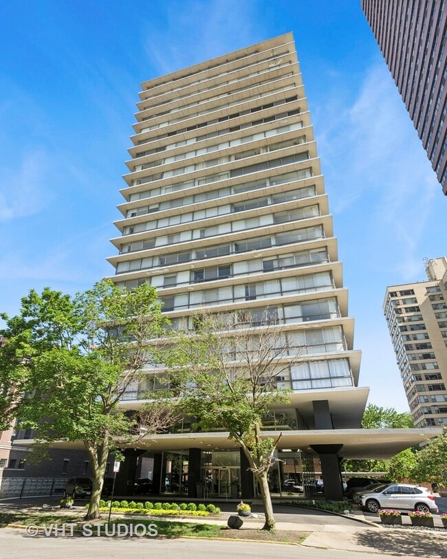 Building Photo - 320 W Oakdale Ave Rental