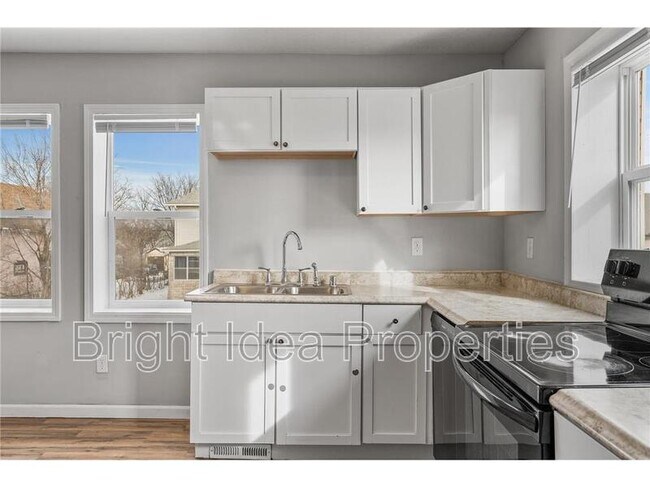 Photo - 1051 Arkwright St N