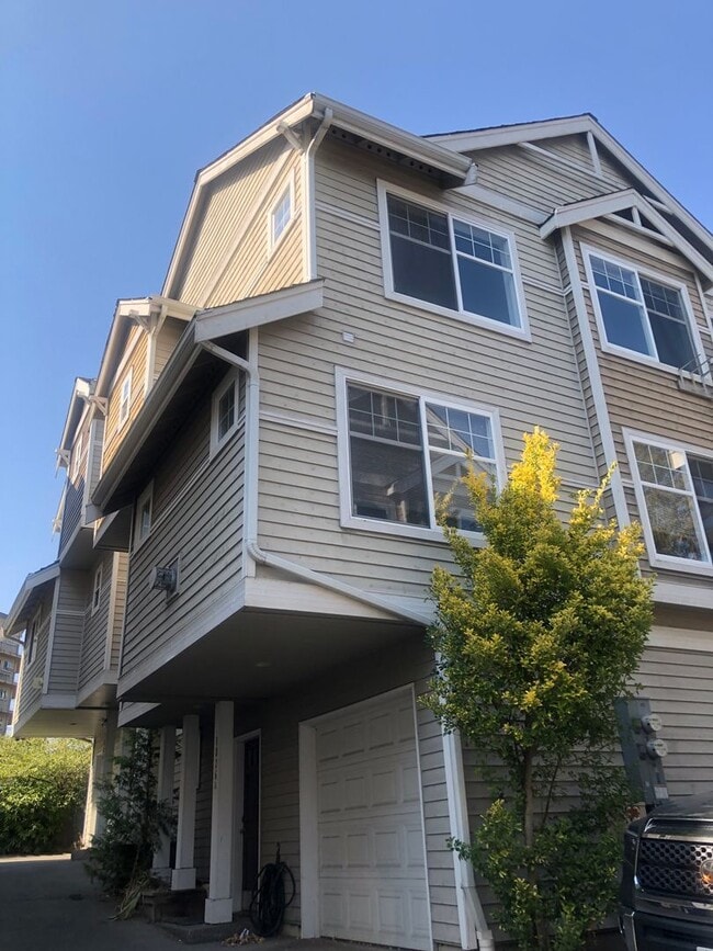 Building Photo - Capitol Hill/Madison Valley Townhouse
