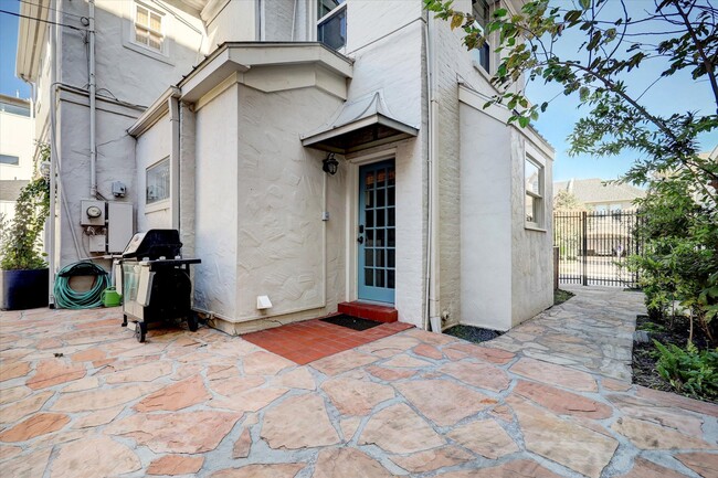 Building Photo - 2622 Westgate Dr