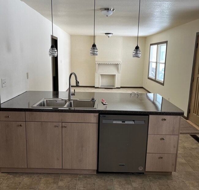 Photo - 908 Maple Grove St