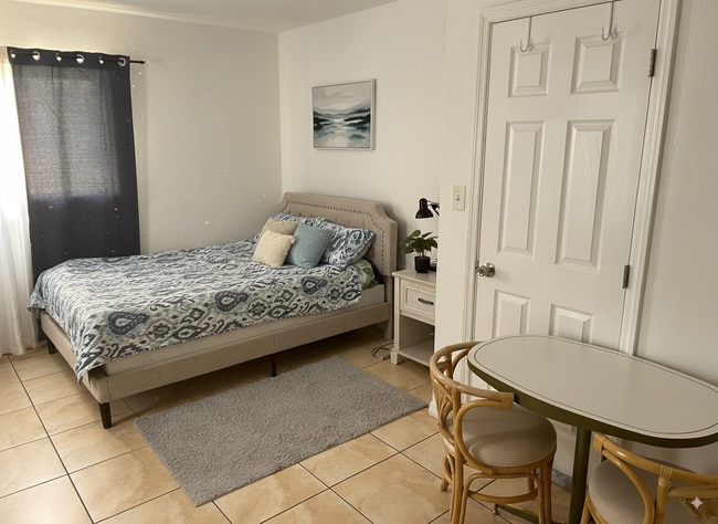 Building Photo - 1219 NW 14th Ct Unit 1219 Rental