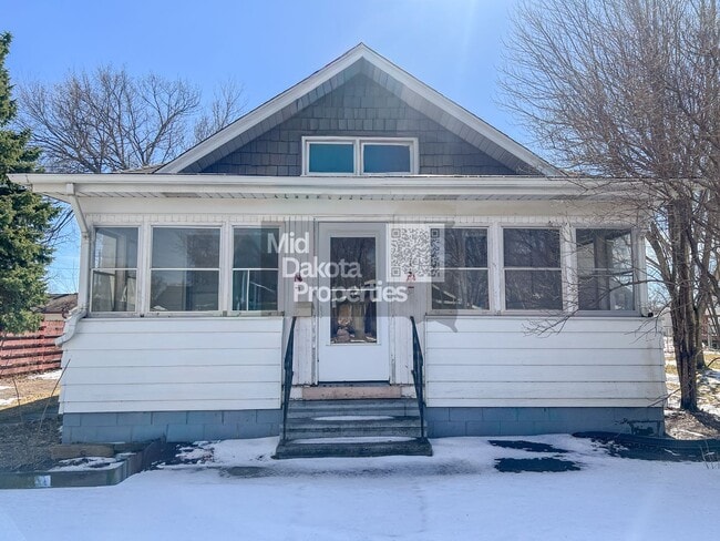 Building Photo - 933 E 5th-3 Bedroom House