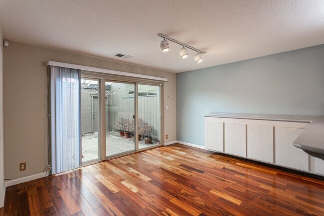 Photo - 1017 Kingston Ln