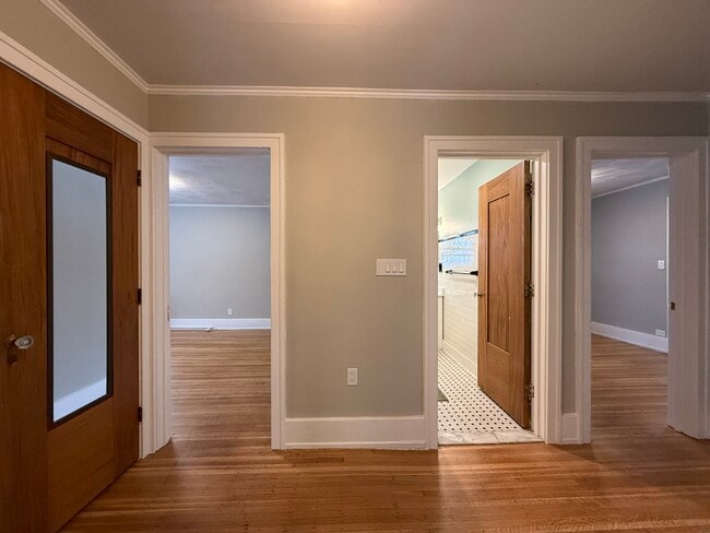 Building Photo - 1160 Monroe Ave Unit Apt B