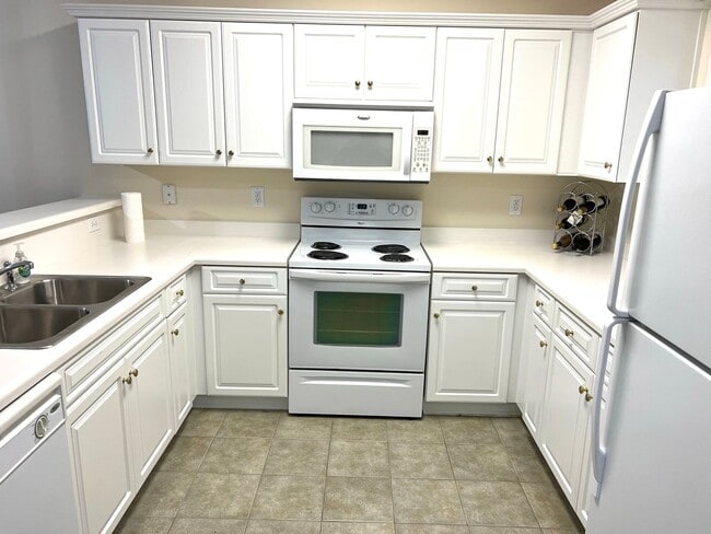 Photo - First Floor, 2 Bedroom, 2 Bath Condo with Screened Patio! Community Pool!