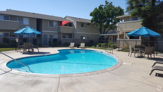 Sparkling Pool! - Oasis Apartments