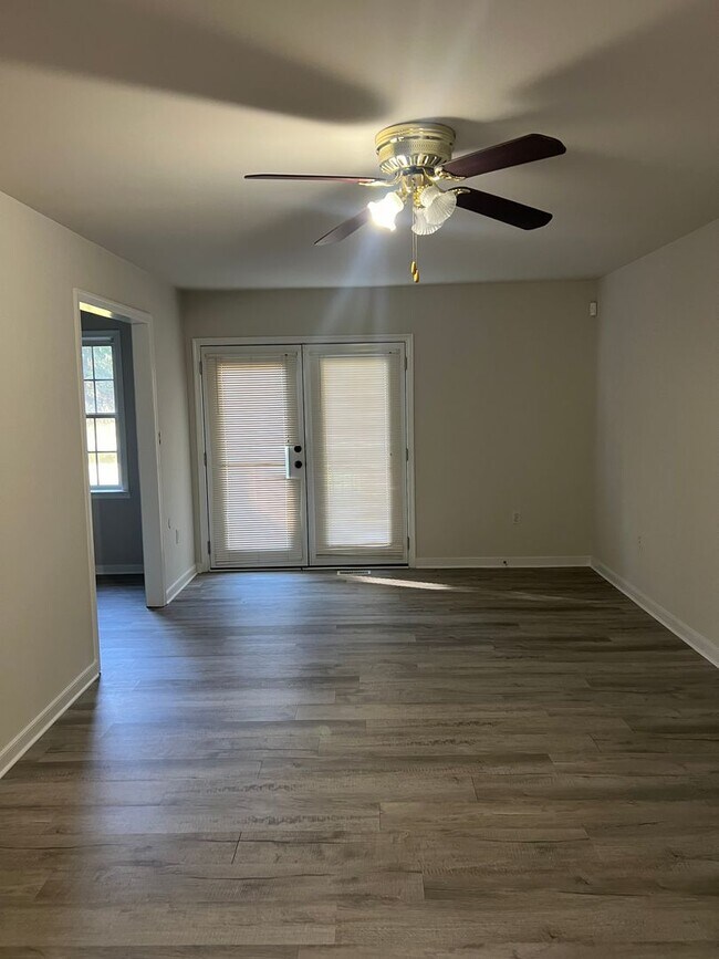 Photo - 2123 Cloverdale Ave