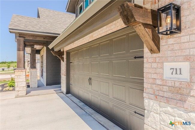 Photo - 711 Saddlehorn Dr