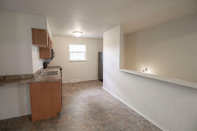 Photo - 319 West Blvd N