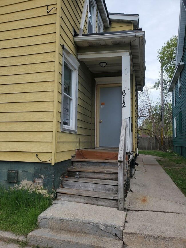 Building Photo - 612 10th St Unit Lower Front