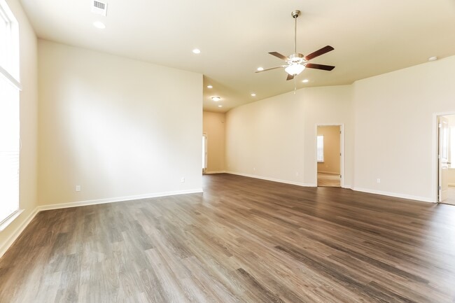 Photo - 325 Clover Cir