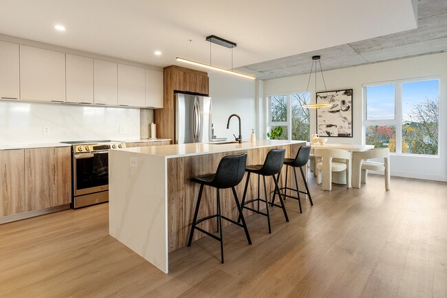 Photo - Le Monroe 1-2