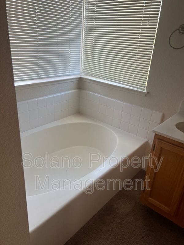 Photo - 556 Regency Cir