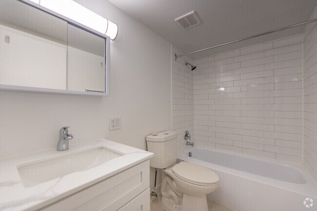 1BR, 1BA - 625SF - Bathroom - Dublin Street Apartments