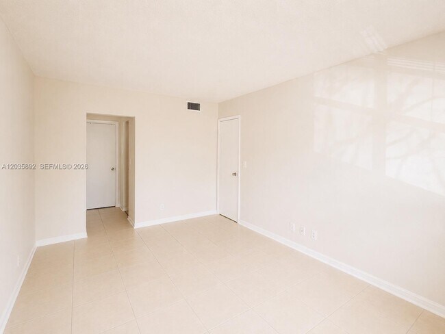 Photo - 280 S Cypress Rd Unidad 310