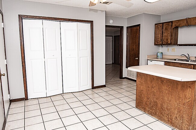 Photo - 116 Walker Cir E