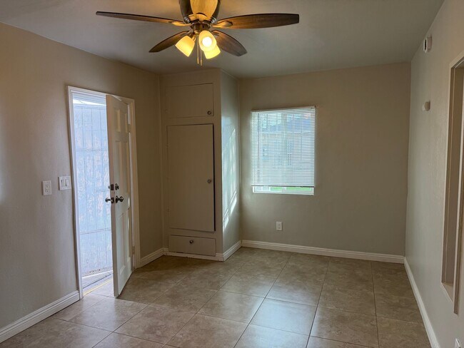 Building Photo - 339 E 19th St Unit D