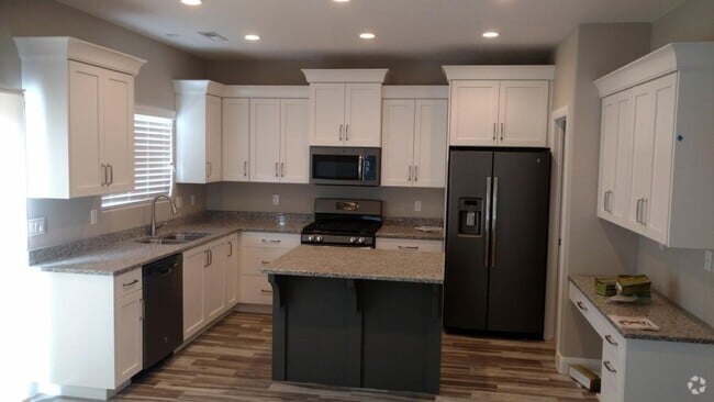 Building Photo - 3 Bedroom, 2.5 Bathroom Townhome Available...