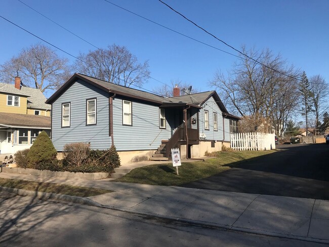 Cozy Single Bungalow right in the Wedge! A... - Cozy Single Bungalow right in the Wedge! A... House