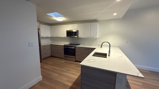 Building Photo - 1077 Commonwealth Ave Unit 448D