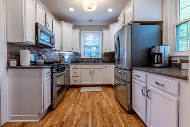 Fenced-in Yard + Pet Friendly + Washer & D... - Fenced-in Yard + Pet Friendly + Washer & D... House