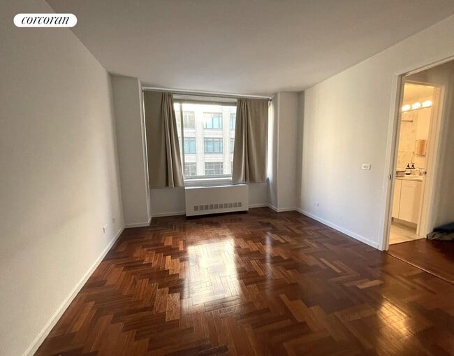 Photo - 2373 Broadway