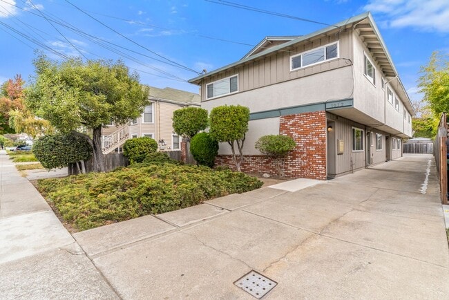 Building Photo - 1072 Park Ave Unit 1072 Park Ave #D - LU