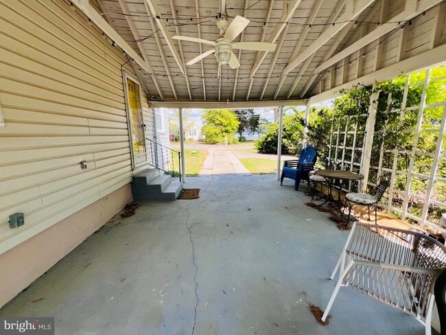 Building Photo - 3214 Riverview Dr