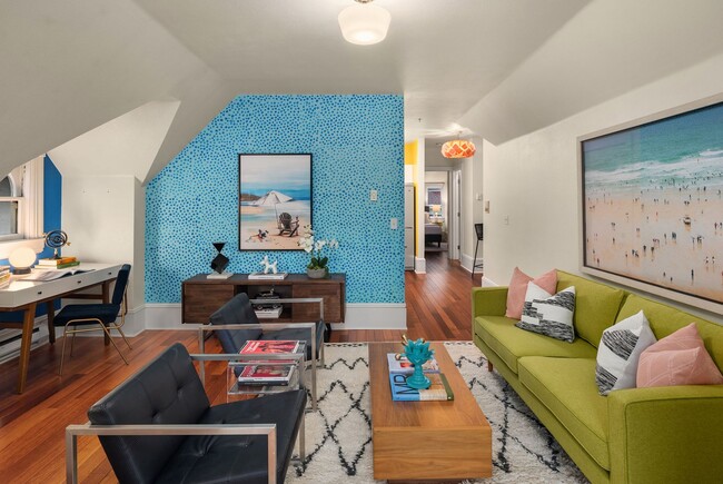 Building Photo - Quiet Corner of Capitol Hill in a Classic, Beautiful Home Unit F361