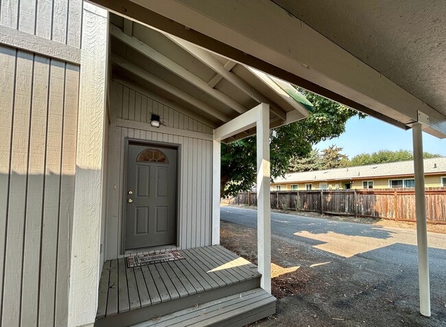 Photo - 1300 N Brooklane St Unidad 2