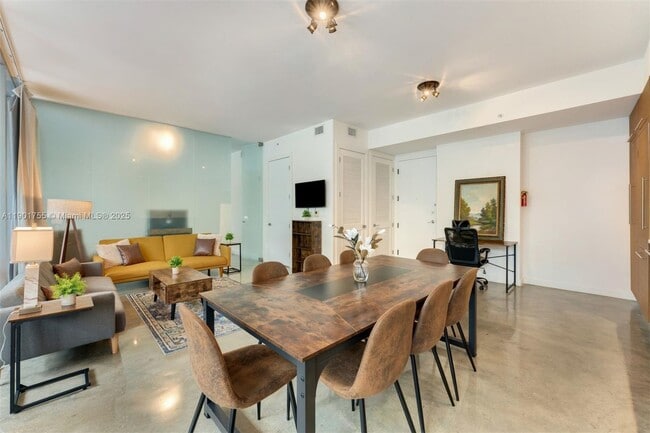 Photo - 250 NW 24th St Unit 2B