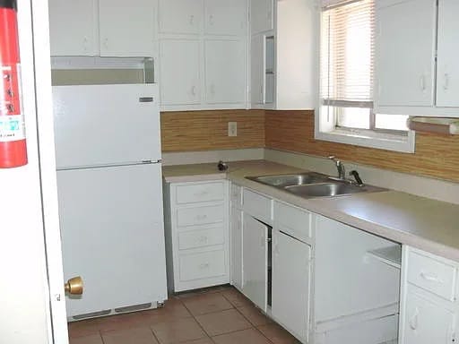 Building Photo - Room in Apartment on Allen Dr