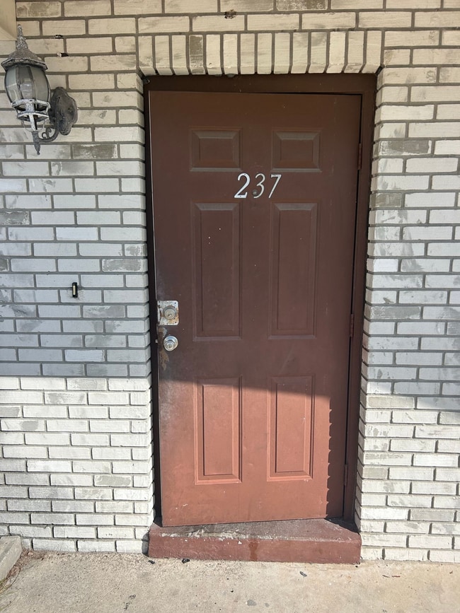Building Photo - Two bedroom one and a half bath townhome -...
