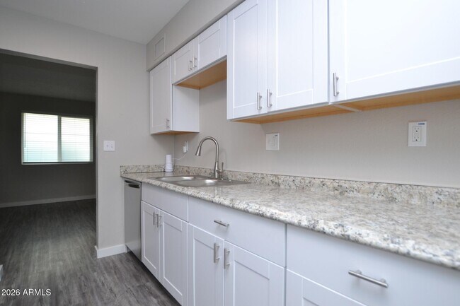 Photo - 2210 W Devonshire Ave Unit 8