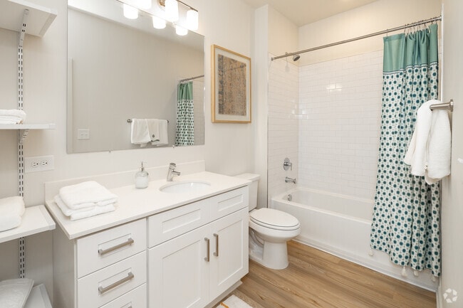2BR, 2BA - 1,128SF - Bathroom