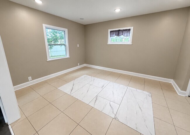 Photo - 445 W 25th St
