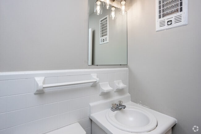 1BR, 1BA - 600SF