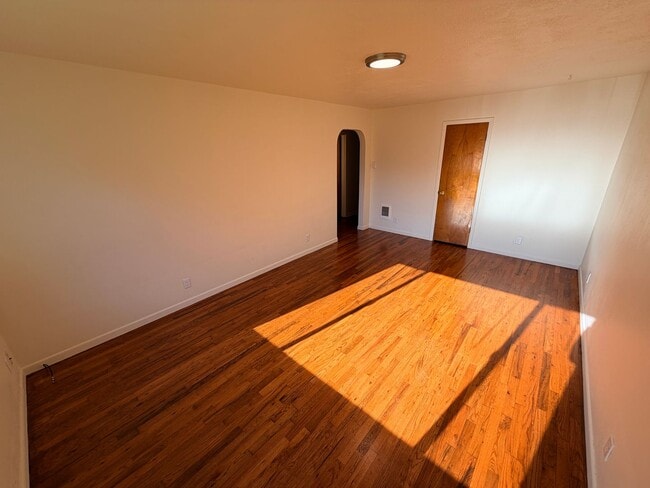 Photo - Two Bedroom Duplex With Full Size Basement Unit 4525