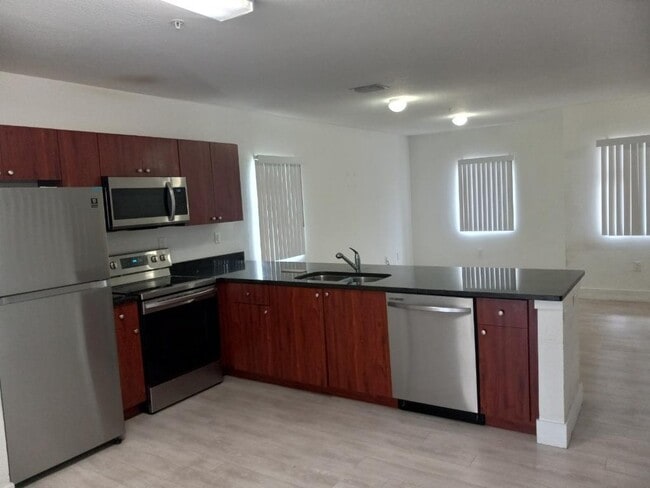 Photo - 875 SW 7th St
