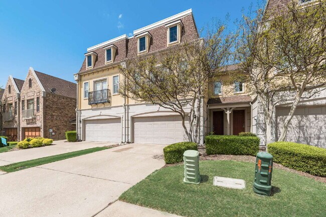 Building Photo - Dog friendly 3-2.5-2 Townhome in the heart of Plano!
