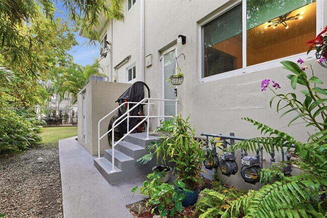 9881 W Bay Harbor Dr Unidad 2
