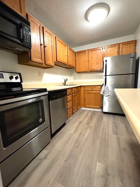 Kitchen - 100 Oxbow Dr Unit B2