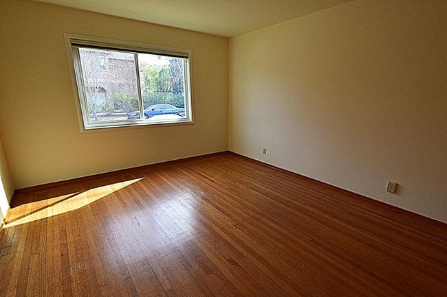 Photo - NEW LISTING! Walk 1 Block To Downtown! LG. 1 BR/1BA, Hdwd Flrs,Big Walk-In Closet!
