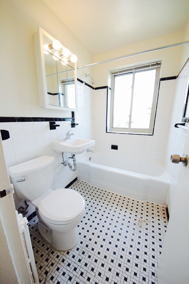 Photo - 1311 Madison St NW Unidad 301