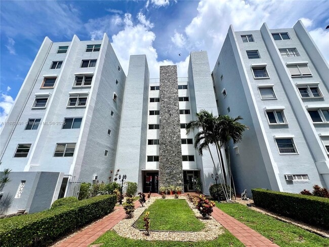 Building Photo - 2530 SW 3rd Ave Unit 103