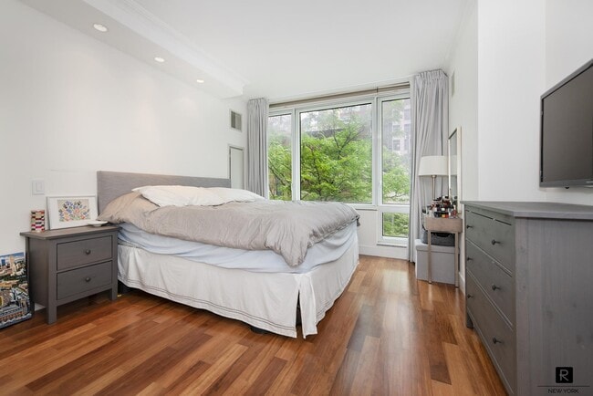 250 E 53rd St Unit 403
